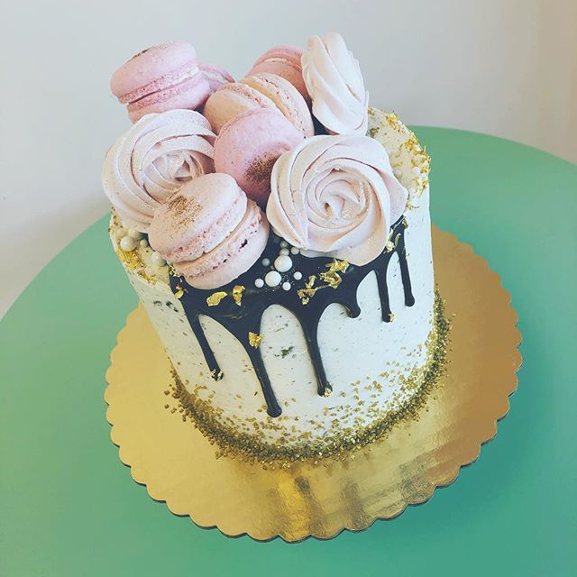 When birthdays and the day of love meet 😍 Come by and grab some sweets for your sweetie today from 11am-8pm! #beachesdessertplace #madefromscratch #madewithlove #livingmypassion #alleycakes #sweettreats